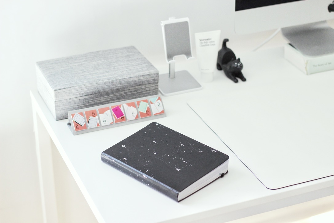 Small Space Organization Tips for a Minimal, Beautiful Desk Setup